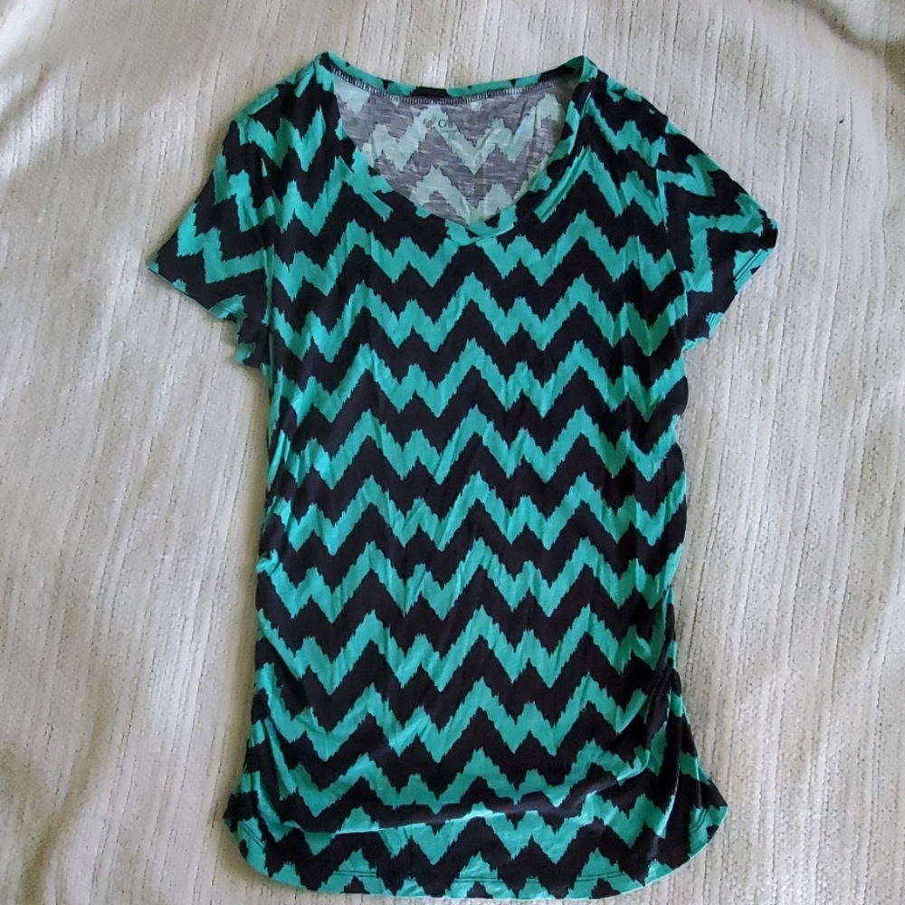 V neck chevron print top size XL